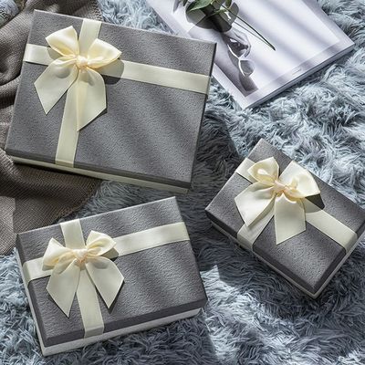 Προσαρμοσμένο κιβώτιο δώρων εγγράφου τριών μεγεθών άκαμπτο με το τόξο για την οικογένεια φίλων συζύγων