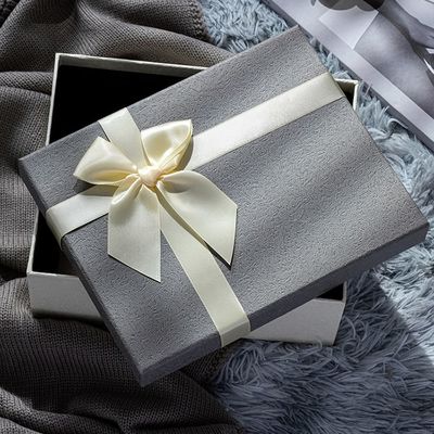 Προσαρμοσμένο κιβώτιο δώρων εγγράφου τριών μεγεθών άκαμπτο με το τόξο για την οικογένεια φίλων συζύγων